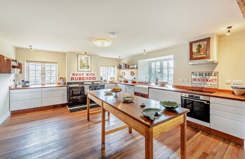 Christchurch House | Western Farm - Six Bedroom House, Sleeps 14