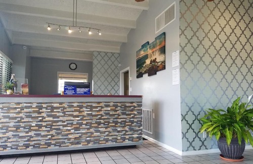 South Pensacola Hotel | Western Inn - Pensacola