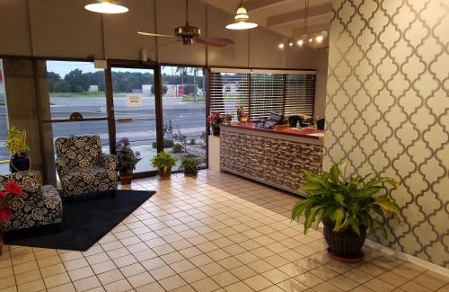 South Pensacola Hotel | Western Inn - Pensacola