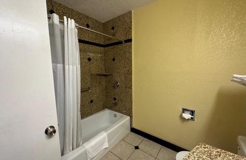 Willits Hotel | Western Village Inn-NEWLY RENOVATED