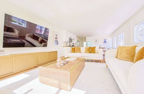 Melrose House | WestHollywood Sleep 12 Jacuzzi & Garden Oasis