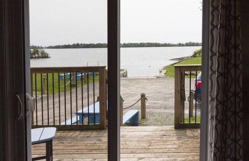 Bloomfield House | Westlake Cottages - Wellington Lodge, right on the lake