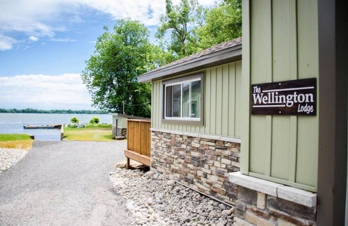 Bloomfield House | Westlake Cottages - Wellington Lodge, right on the lake