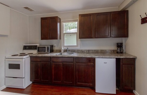 Bloomfield Cabin | Westlake Couple's Cottage