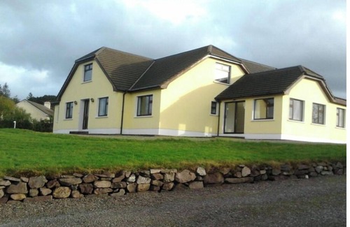 Ardea West Apartment | Westland 2 overlooking spectacular views of the Kenmare Bay and mountains.