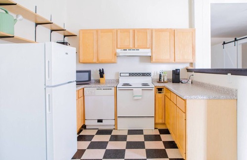 Westown Apartment | Westown 2BR Apt Near Fiserv, Baird, and Theater District