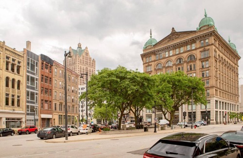 Westown Apartment | Westown 2BR Apt Near Fiserv, Baird, and Theater District