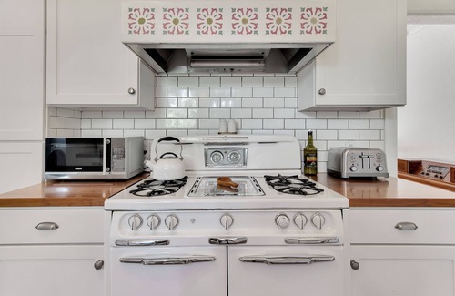 Paso Robles House | WESTSIDE SPANISH BUNGALOW -HOT TUB & Walk to Downtown Square!
