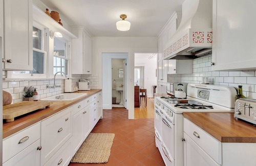 Paso Robles House | WESTSIDE SPANISH BUNGALOW -HOT TUB & Walk to Downtown Square!