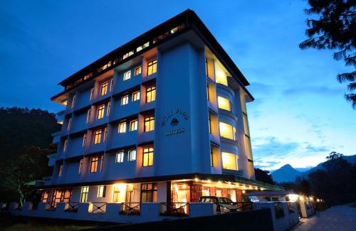 Moolakadai Hotel | Westwood Riverside