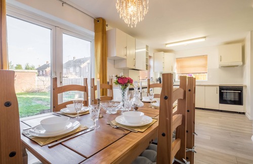Luton House | Wetherne House w/Parking & Self Checkin near L&D Hospital, Cul De Sac