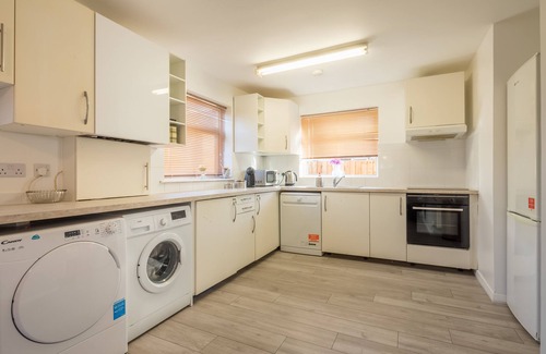 Luton House | Wetherne House w/Parking & Self Checkin near L&D Hospital, Cul De Sac