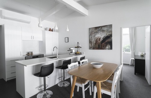 Raglan House | Whale Bay Surf House + Spa - Absolute Waterfront