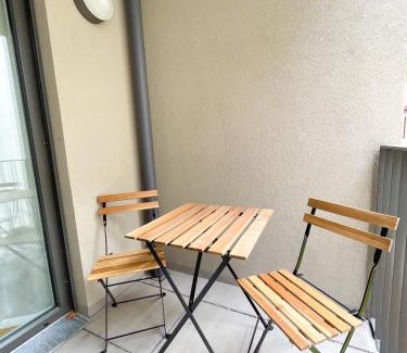 Simmering Apartment | Whats-App Self-Check-IN - 1BR Apartment, near airport,15 min to Center