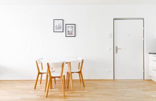 Simmering Apartment | Whats-App Self-Check-IN - 1BR Apartment, near airport,15 min to Center