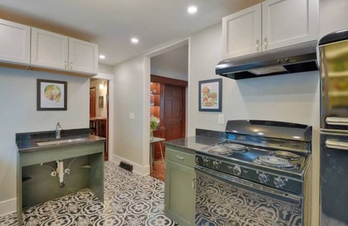 Johnson City House | Wheelchair accessible Roaring 20s House near University and all area hospitals