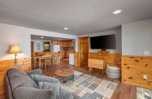 Lakewood Cabin | Wheeler Lake home- Great for Groups, Dock + Fire Pit