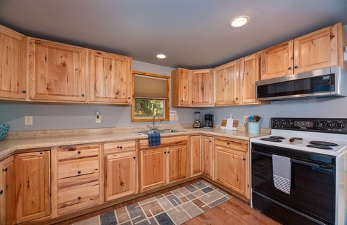 Lakewood Cabin | Wheeler Lake home- Great for Groups, Dock + Fire Pit