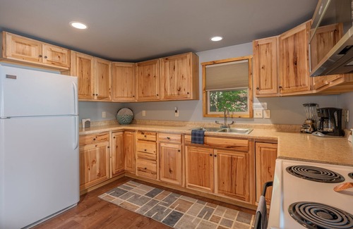 Lakewood Cabin | Wheeler Lake home- Great for Groups, Dock + Fire Pit