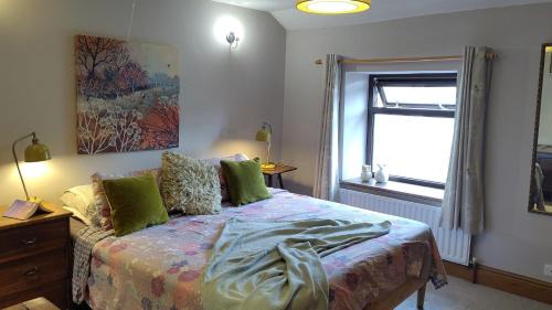 Tansley House | Whimsy by the Peaks, private parking, fenced garden, good walks, pub