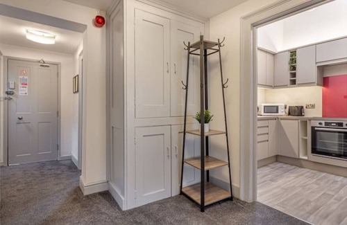 Worcester Apartment | WhiskAwayStays - city centre with roof terrace
