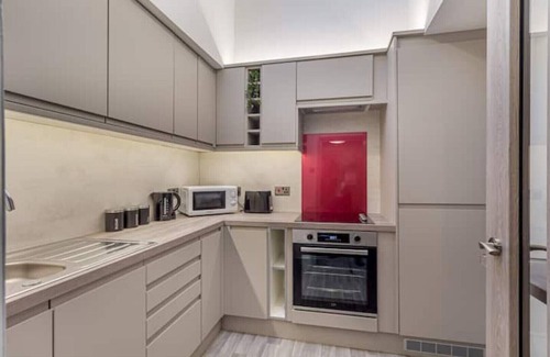 Worcester Apartment | WhiskAwayStays - city centre with roof terrace