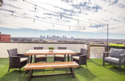 Talbot's Corner House | Whiskey House with Rooftop Golf, City views! 8min to Downtown! Sleeps 9!