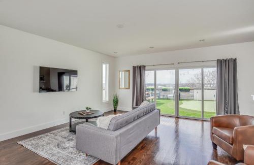Talbot's Corner House | Whiskey House with Rooftop Golf, City views! 8min to Downtown! Sleeps 9!