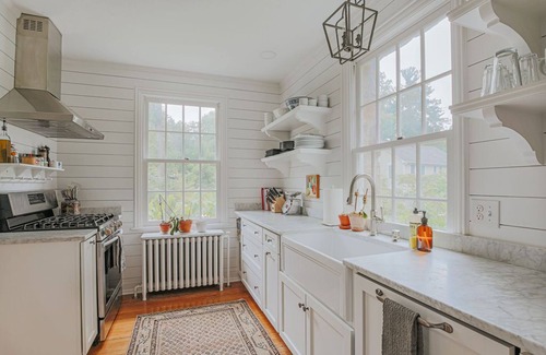 Lewis Mountain House | Whispering Cottage: Walk to Scott Stadium & JPJ