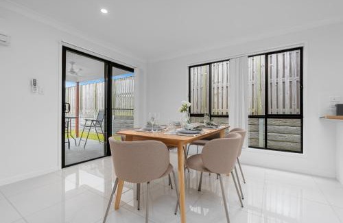 Pimpama House | Whispering Pines - Stylish 3BR Duplex close to M1