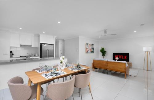 Pimpama House | Whispering Pines - Stylish 3BR Duplex close to M1