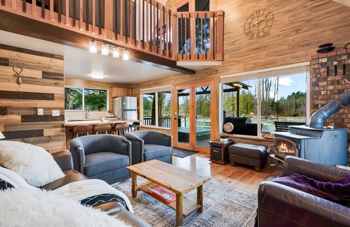 Gold Bar Cabin | Whistling River Cabin in Gold Bar, WA, RiverFront, Mountain View, Pets.