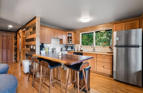 Gold Bar Cabin | Whistling River Cabin in Gold Bar, WA, RiverFront, Mountain View, Pets.