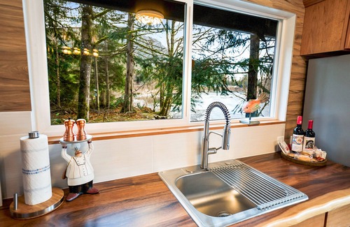 Gold Bar Cabin | Whistling River Cabin in Gold Bar, WA, RiverFront, Mountain View, Pets.