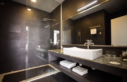 Mittakpheap Hotel | White Boutique Hotel & Residences