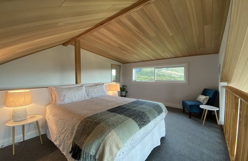 Hapuku Bed & Breakfast | ‘White Caps’ - Entire Guest Studio - Loft bed with Ocean & Mountain views