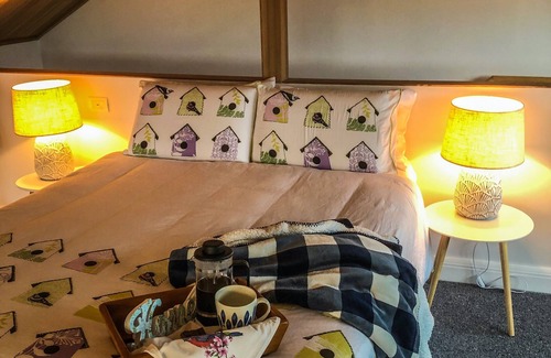 Hapuku Bed & Breakfast | ‘White Caps’ - Entire Guest Studio - Loft bed with Ocean & Mountain views