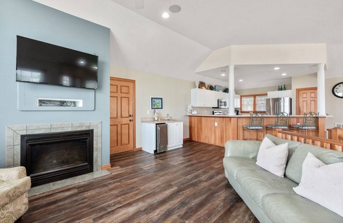 Buck Island House | White Dolphin: Hot Tub | Pool Access | Pets OK
