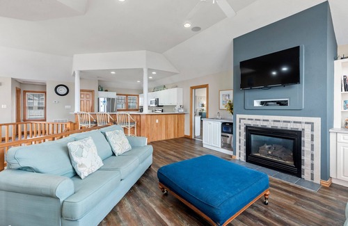 Buck Island House | White Dolphin: Hot Tub | Rec Room | Pool Access