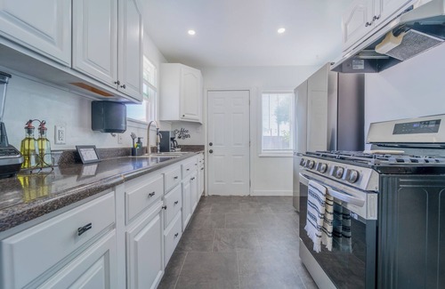 Compton House | White Heaven House 3-bedroom house with AC, WiFi in Enchanting Compton