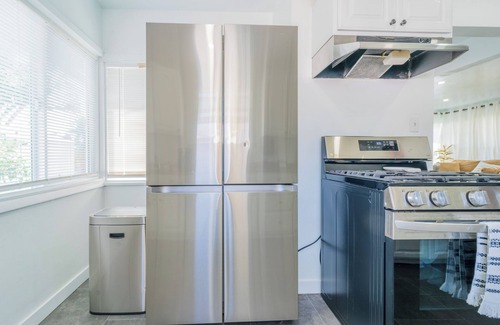 Compton House | White Heaven House 3-bedroom house with AC, WiFi in Enchanting Compton