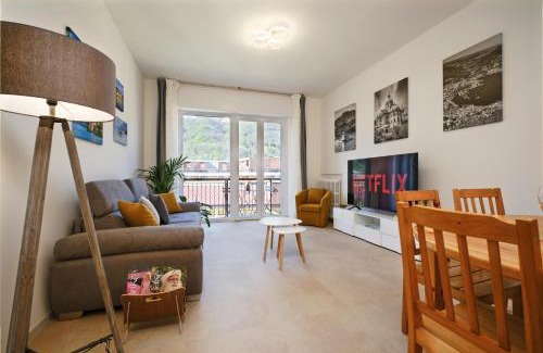 Como Apartment | White House & Como City Views