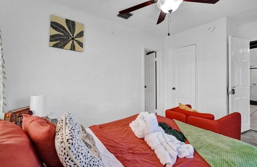 North Central Hollywood Bed & Breakfast | White House Hotel Hollywood