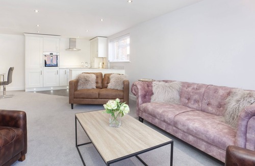 Huntington Apartment | White House Luxury Apartments- Apartment A