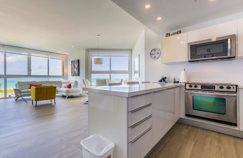 Noord Condo | White Modern Getaway - Oceanfront Apt. Blue-331