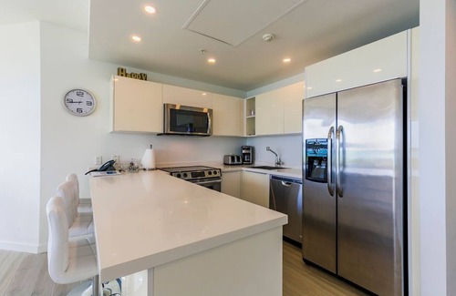 Noord Condo | White Modern Getaway - Oceanfront Apt. Blue-331