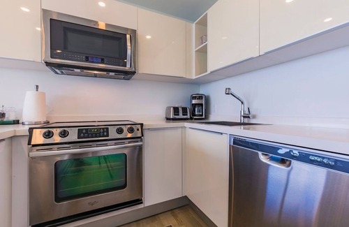 Noord Condo | White Modern Getaway - Oceanfront Apt. Blue-331