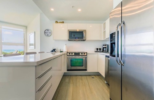 Noord Condo | White Modern Getaway - Oceanfront Apt. Blue-331