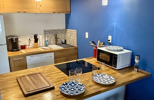 Lincoln Condo | White Mountain Lodge Main Street Lincoln NH Pool Hot tub and full size Kitchen