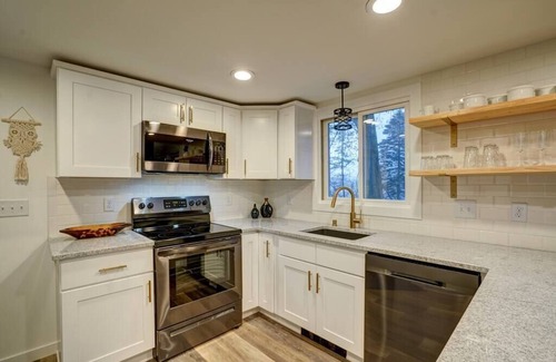 Tichigan House | White Pine Villa-Hot tub, Kayaks, Ice Fishing
